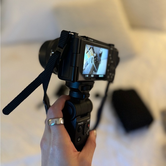 Sony Alpha ZV-E10 Mirrorless Vlog Camera Kit - Black w/ accessories included! - Picture 9 of 16